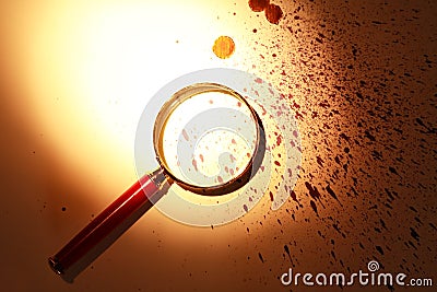 调查标志 在纸背景的放大镜与下落.