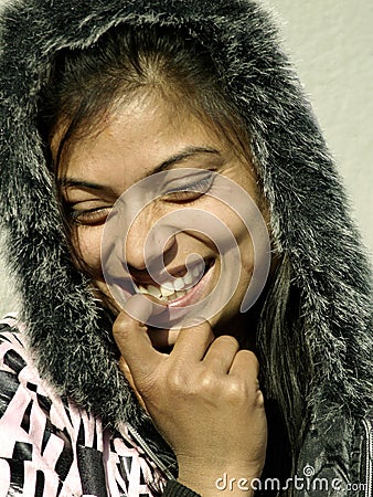 女孩递她的嘴害羞微笑.