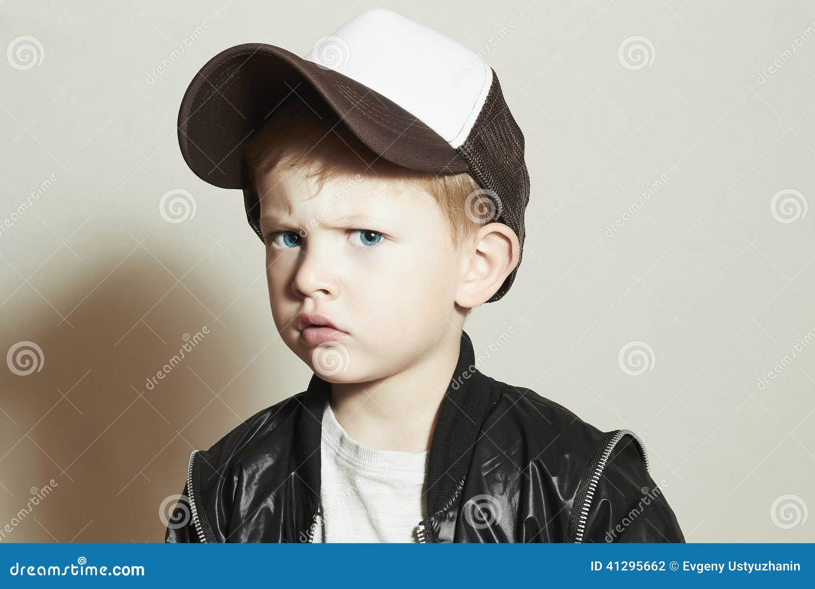 модный мальчик Fashion Children Мальчик в шляпе отслежывателя Унылый ребенок в крышке