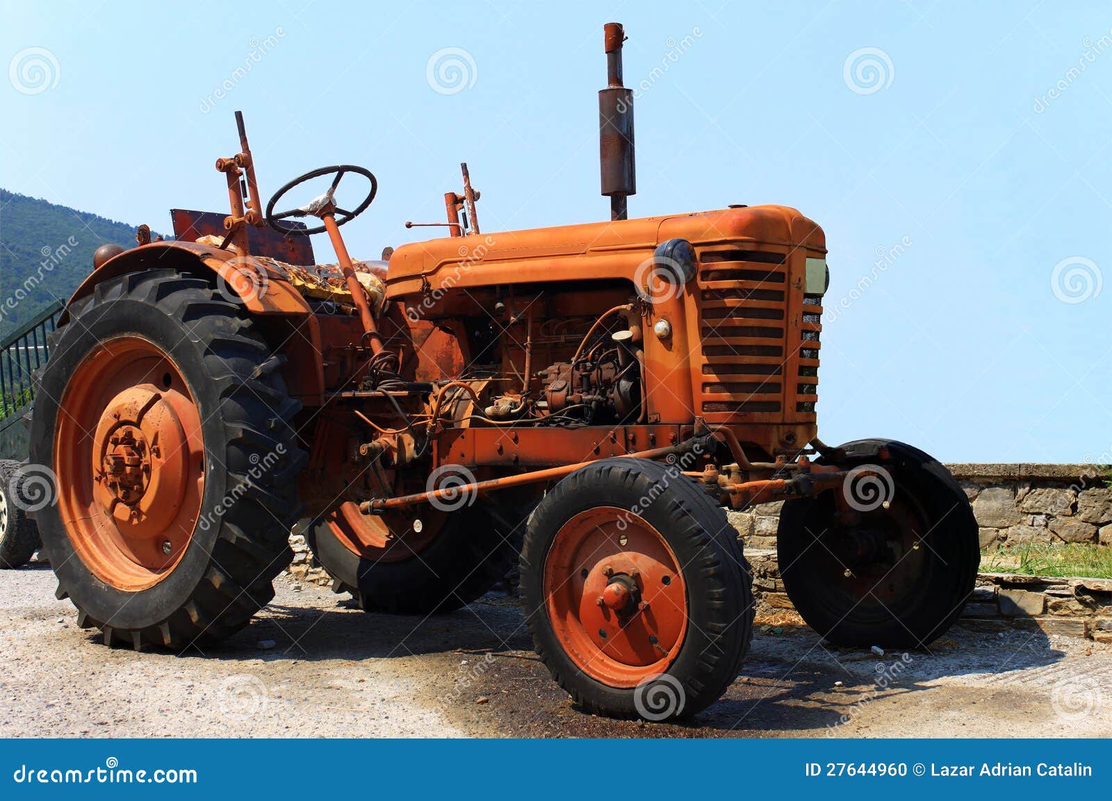старый трактор 
