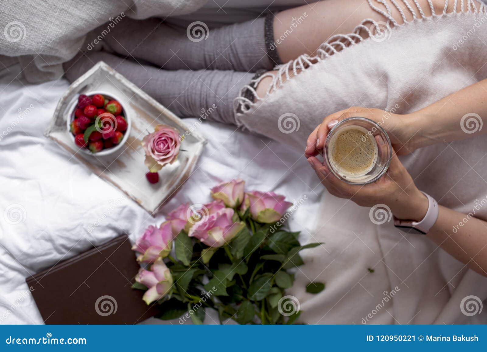 Цветы в постель женщине