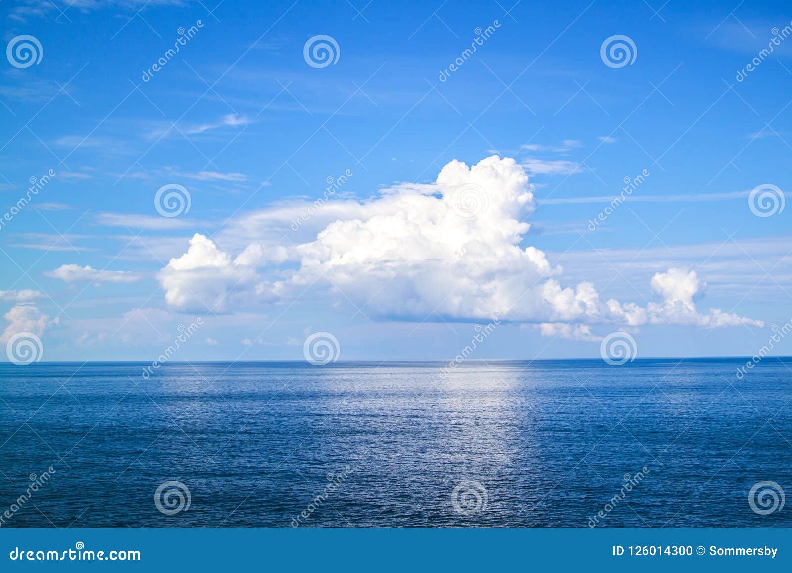 Горизонт море и небо