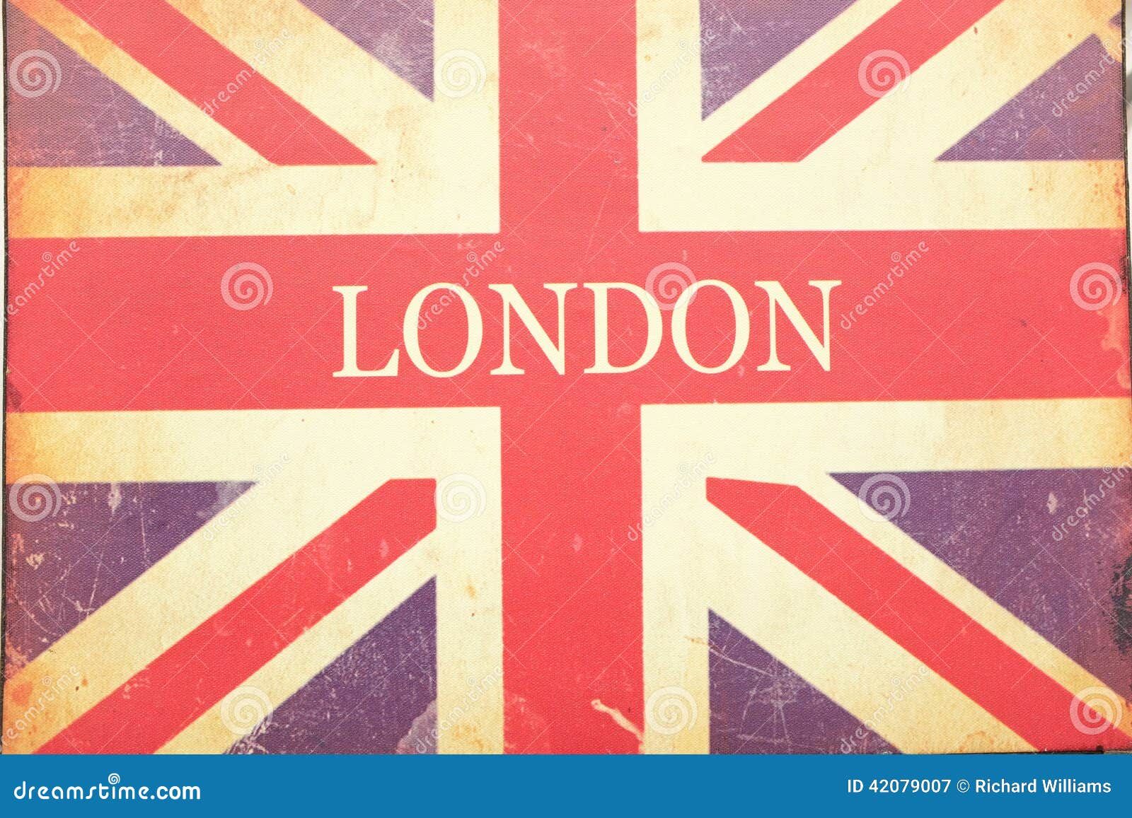 伦敦和英国国旗在老被编织的织品签字以污点和抓痕.