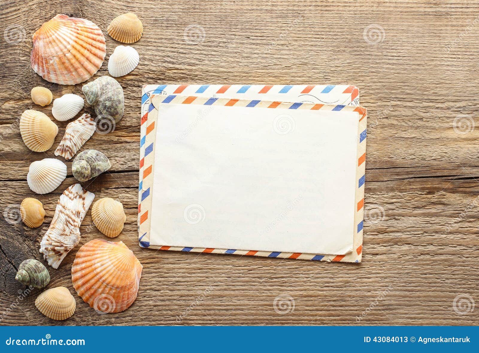 写一封信从假日 在木背景的seashelles.图片