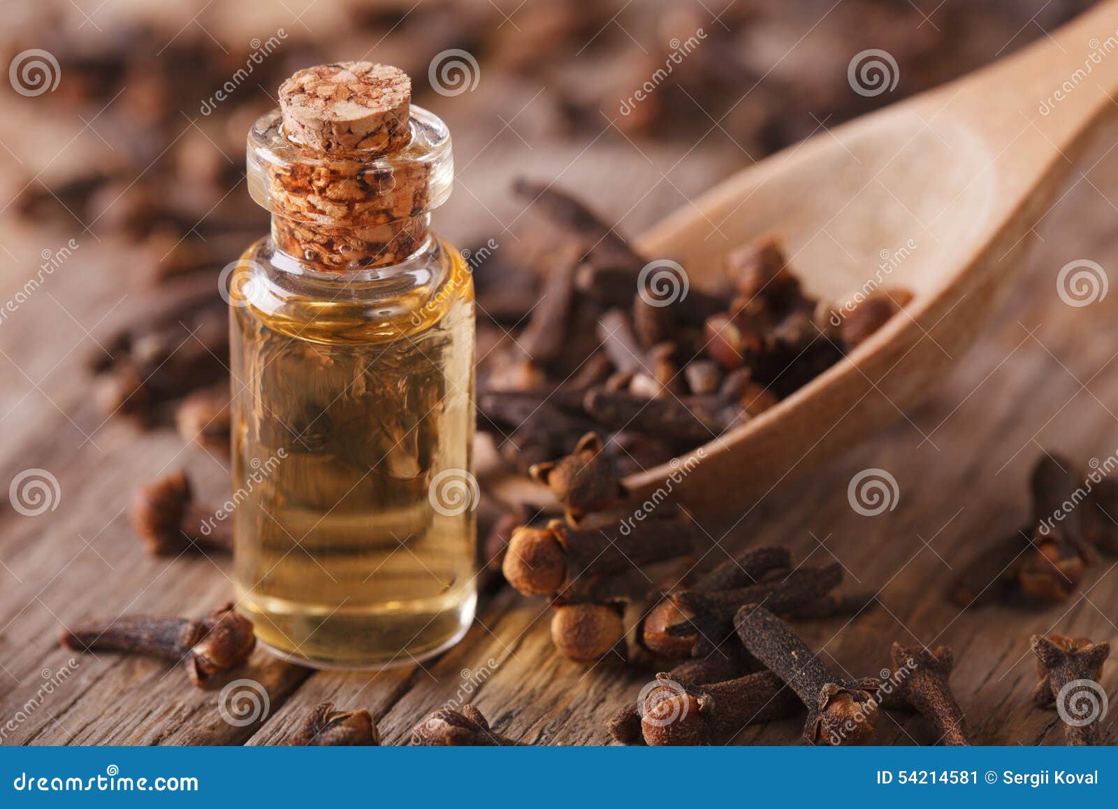 在一个瓶的图片油在桌上的特写丁香水平荠菜.玻璃镜头带图片