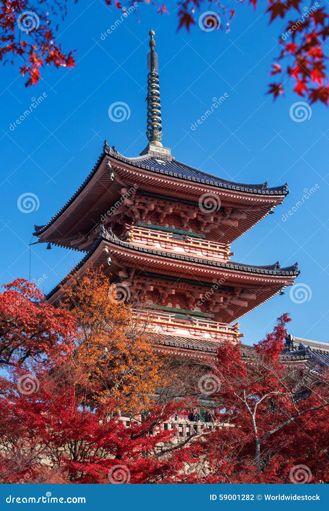 在秋天季节的清水寺寺庙
