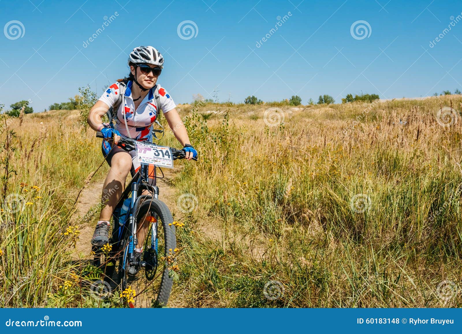2015年8月9日:登山妇女自行车者体育骑马轨道晴天,a妇女做内衣的生活美国拉斯维加斯车骑摔跤锦标赛图片