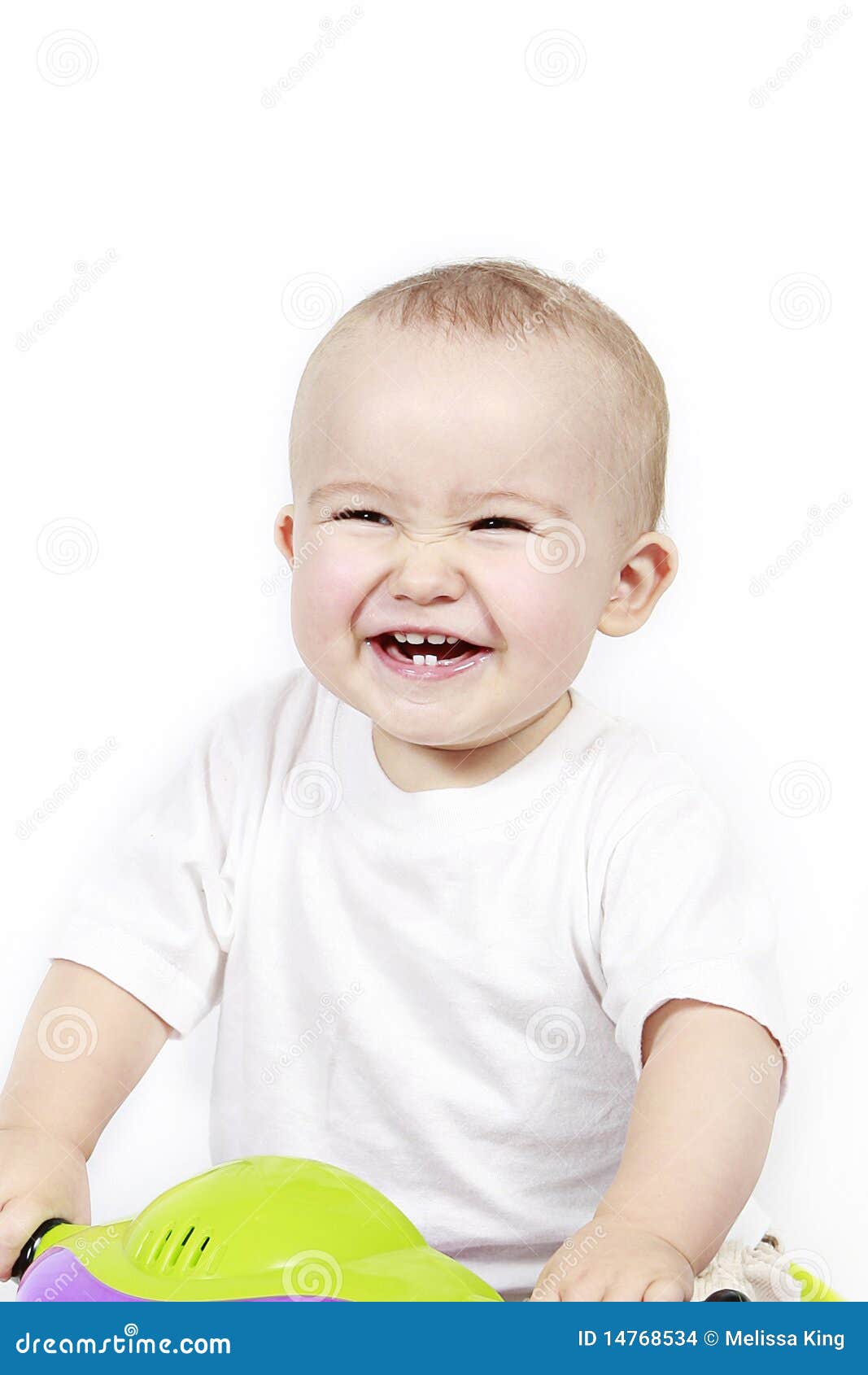 愉快的笑的小孩