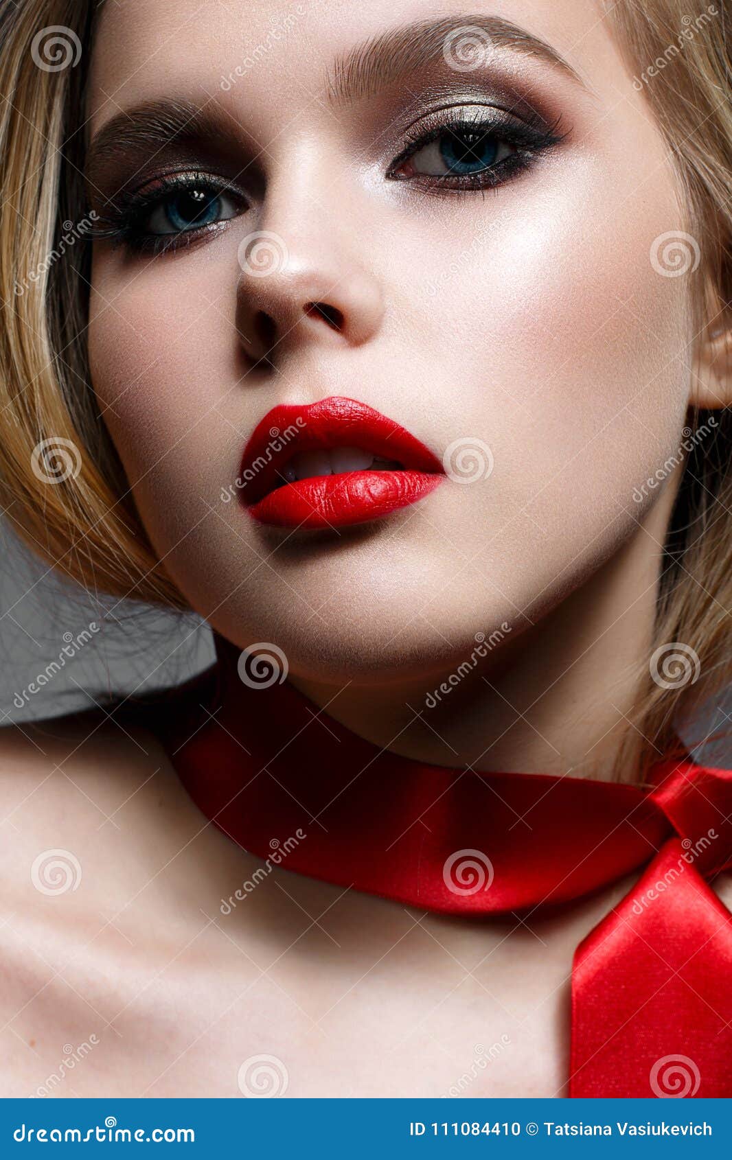 有晚上构成和红色嘴唇的女孩 在圣徒华伦泰的图象的美好的模型 理想的图片