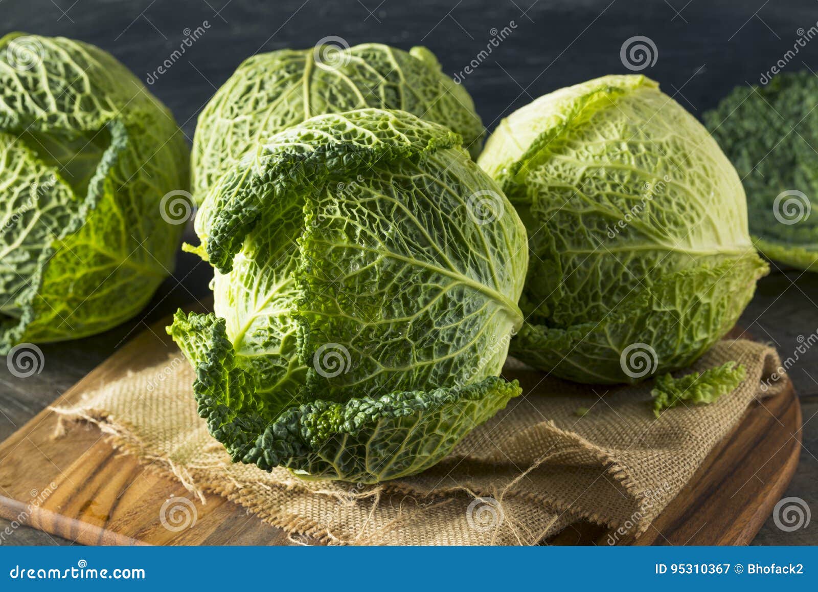 未加工的有机皱叶甘蓝头. 夏天, 沙拉.图片