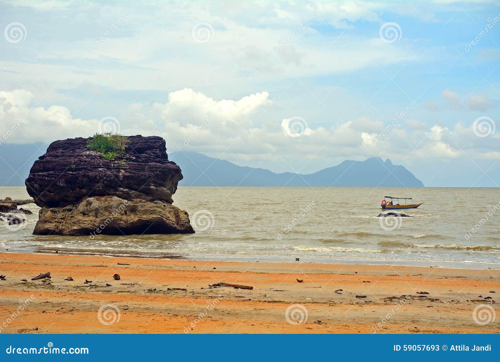 与岩石的海滩在婆罗洲,马来西亚.图片