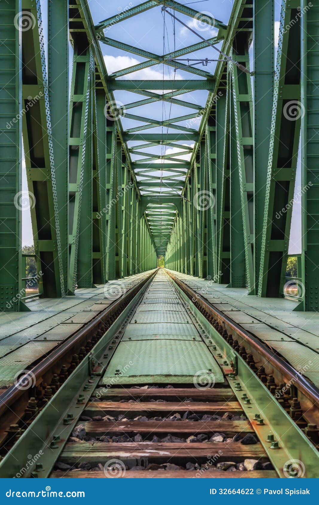 一列火车通过350米的桥用25秒,通过310米的桥