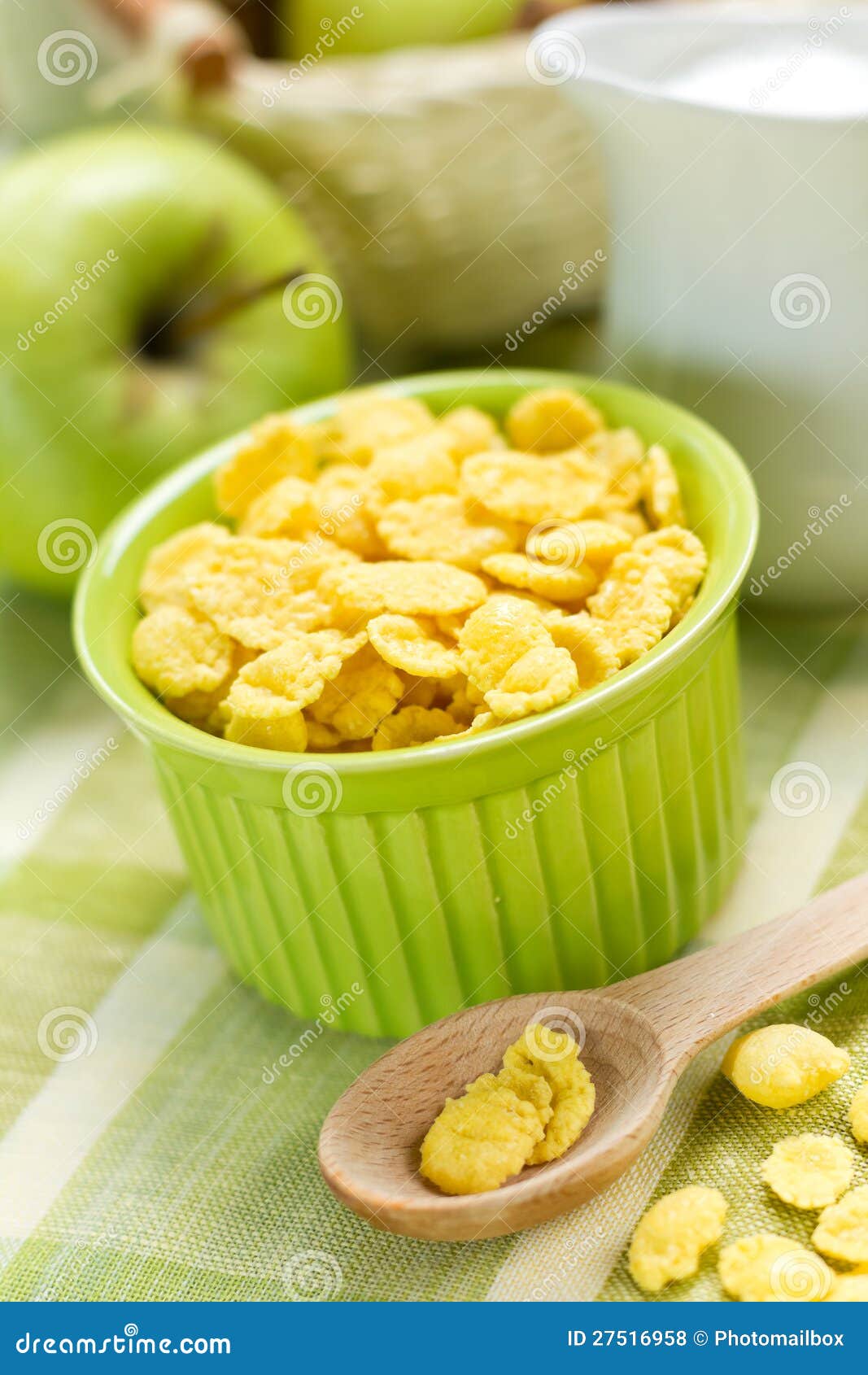 玉米片用在绿色碗的牛奶.