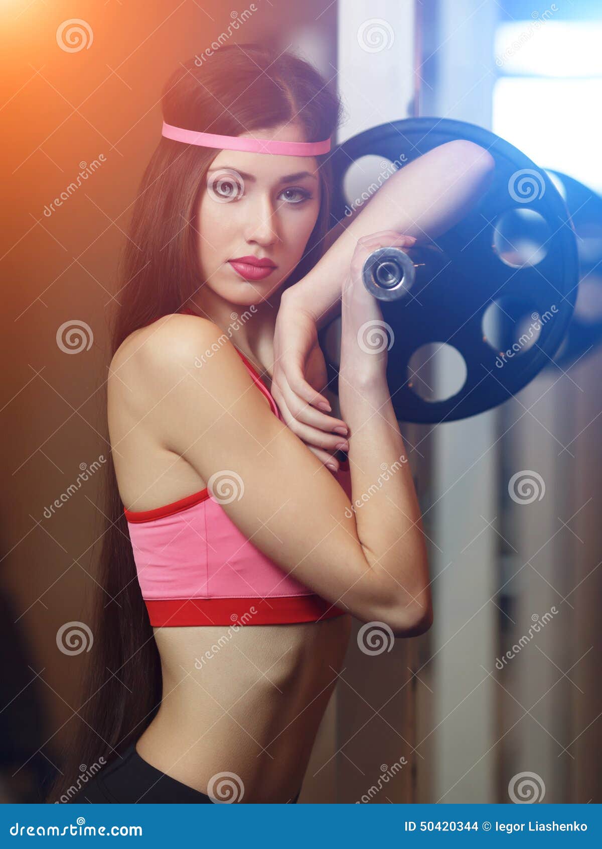 在健身房的美好的美女v美女的帅哥在印地安背景om的女孩.标志追瑜伽图片