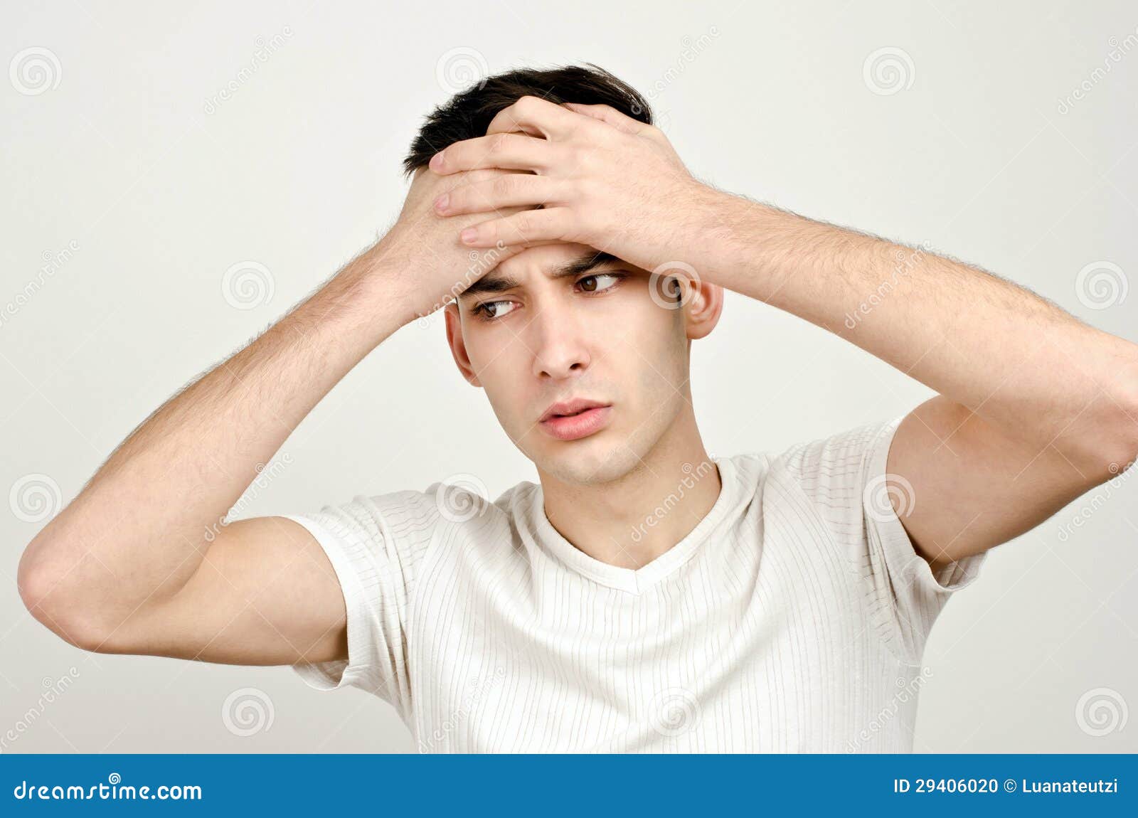 暂挂他顶头皱眉的年轻人. 用不同的表情的人.