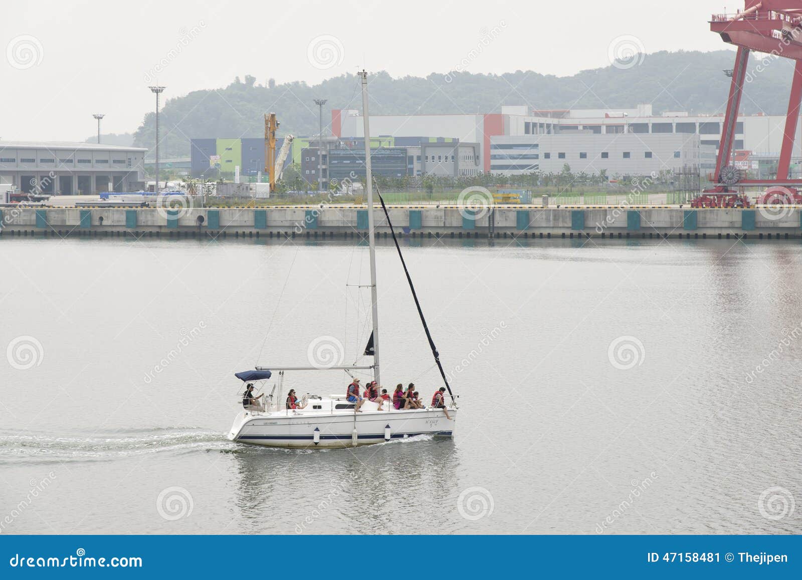 在金浦市,韩国游览在gyeongin ara水路的游艇.图片
