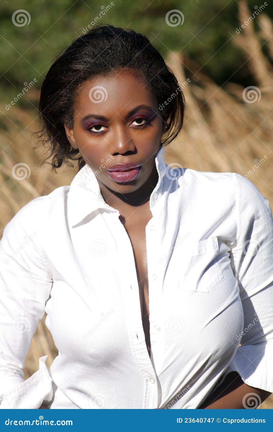 3美丽的户外草高妇女 免版税图库摄影 - 图片: