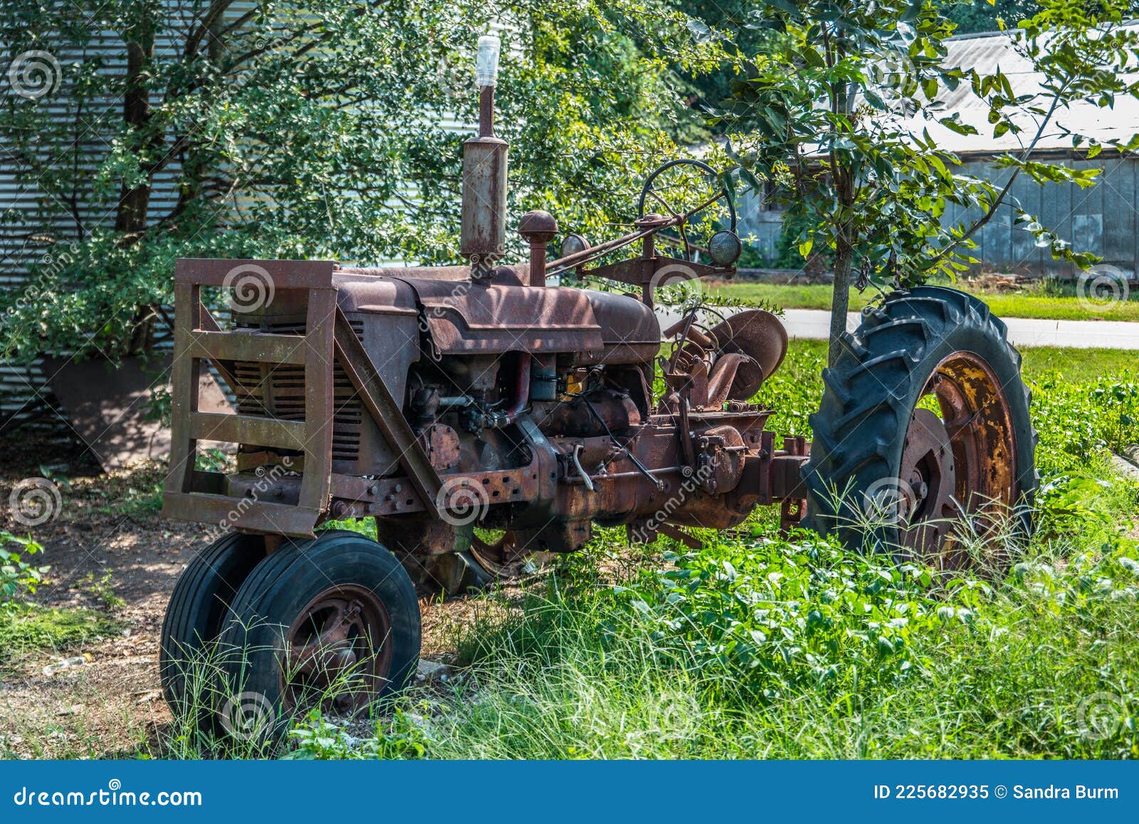 Abandoned Farm Tractor Stock Image Image Of Farmland 225682935