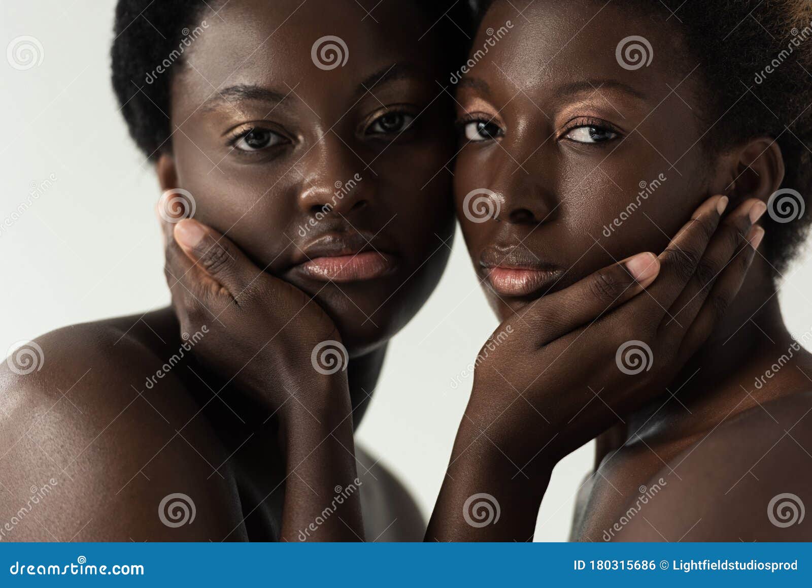 Afro Am Ricaine Les Filles Embrassent Et Regardent Photo Stock Image
