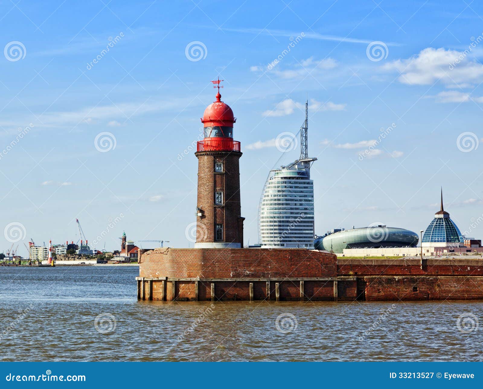 Stockfotografie alter leuchtturm und moderne gebäude bei bremerhaven