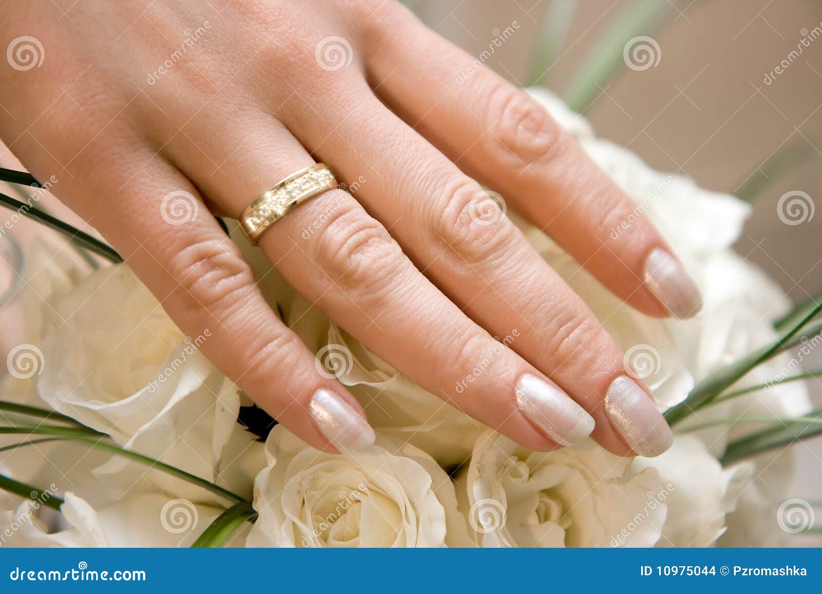 anello-di-cerimonia-nuziale-su-una-mano-femminile-10975044
