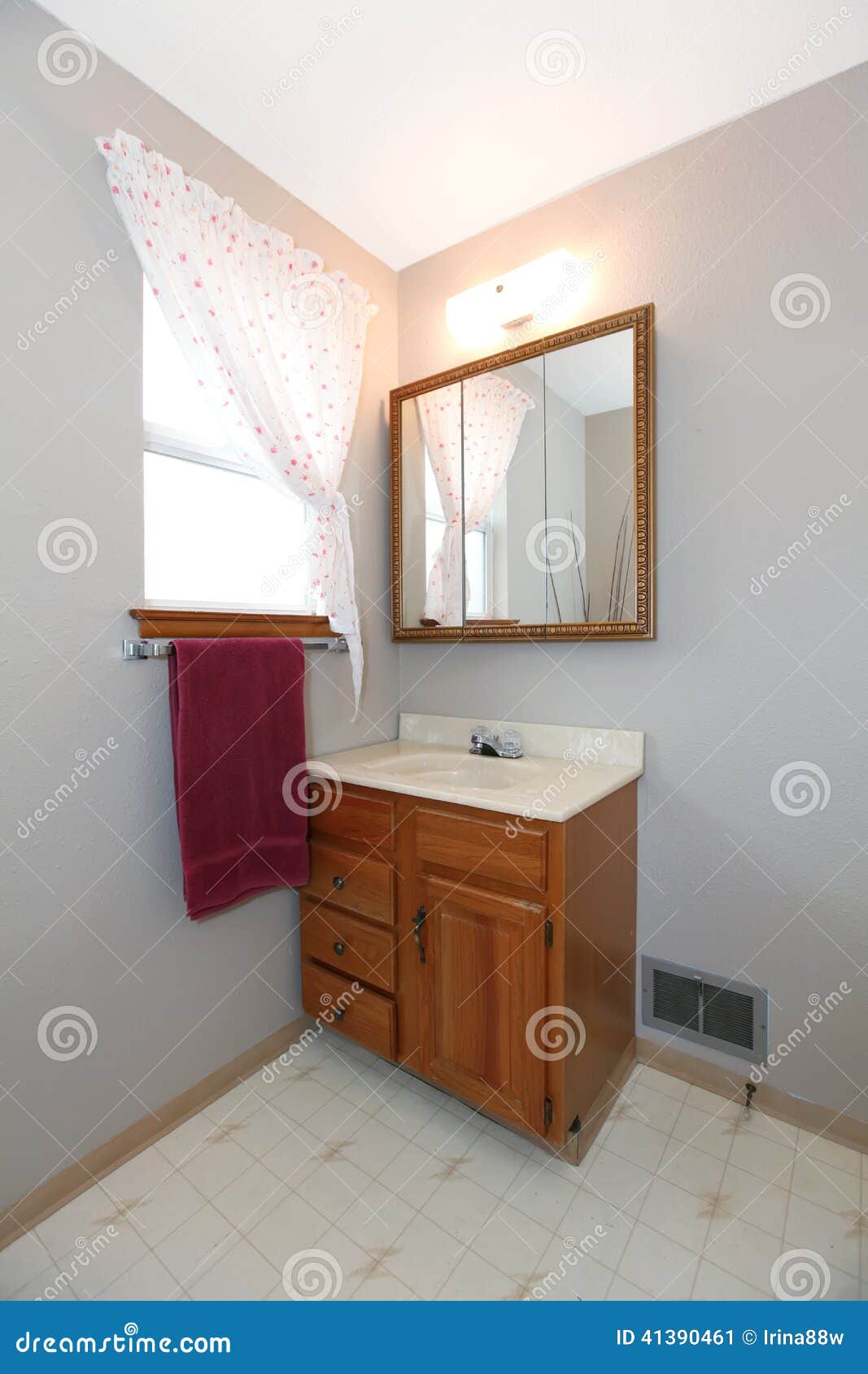 canto simples com vaidade do banheiro, espelho do banheiro, janela 