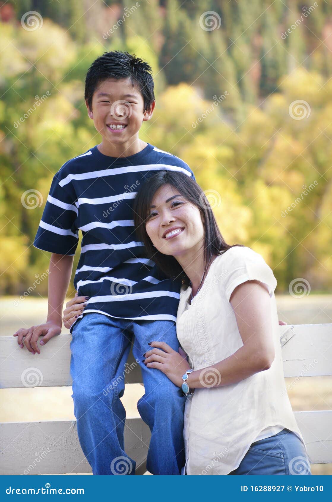 Eine schöne asiatische Mutter und ihr Tween-gealterter Sohn, die