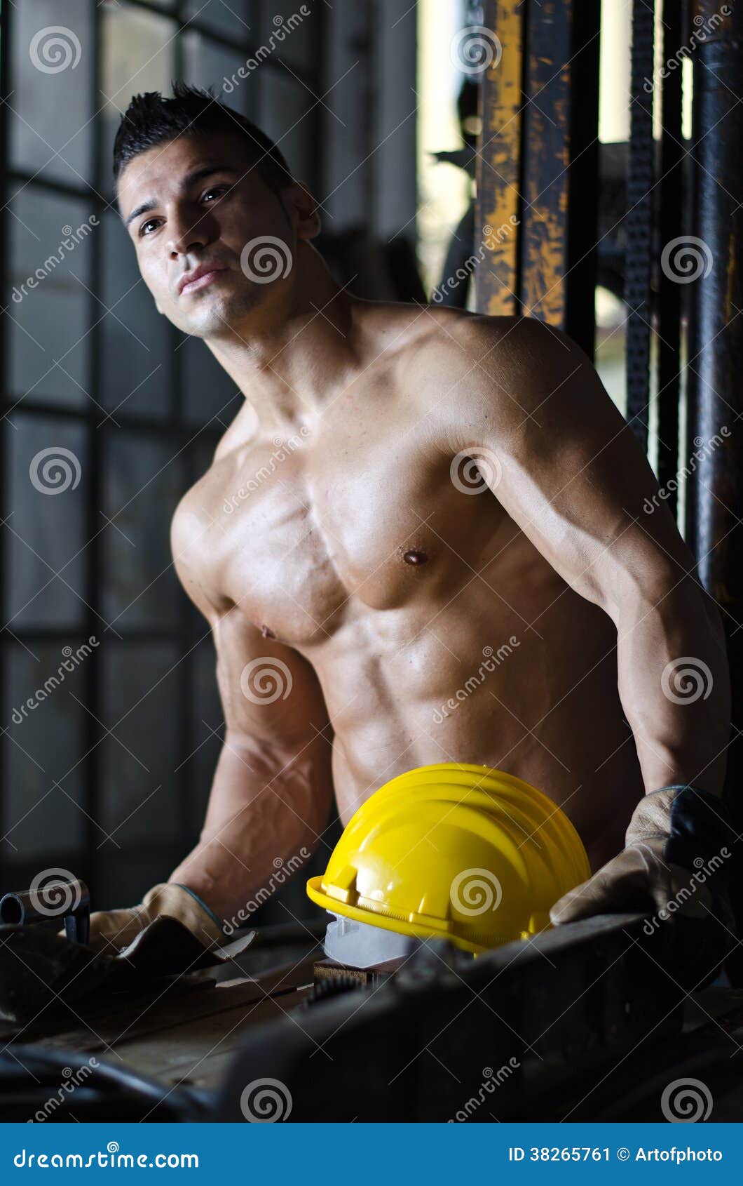attraktiver-muskul%C3%B6ser-arbeiter-hem