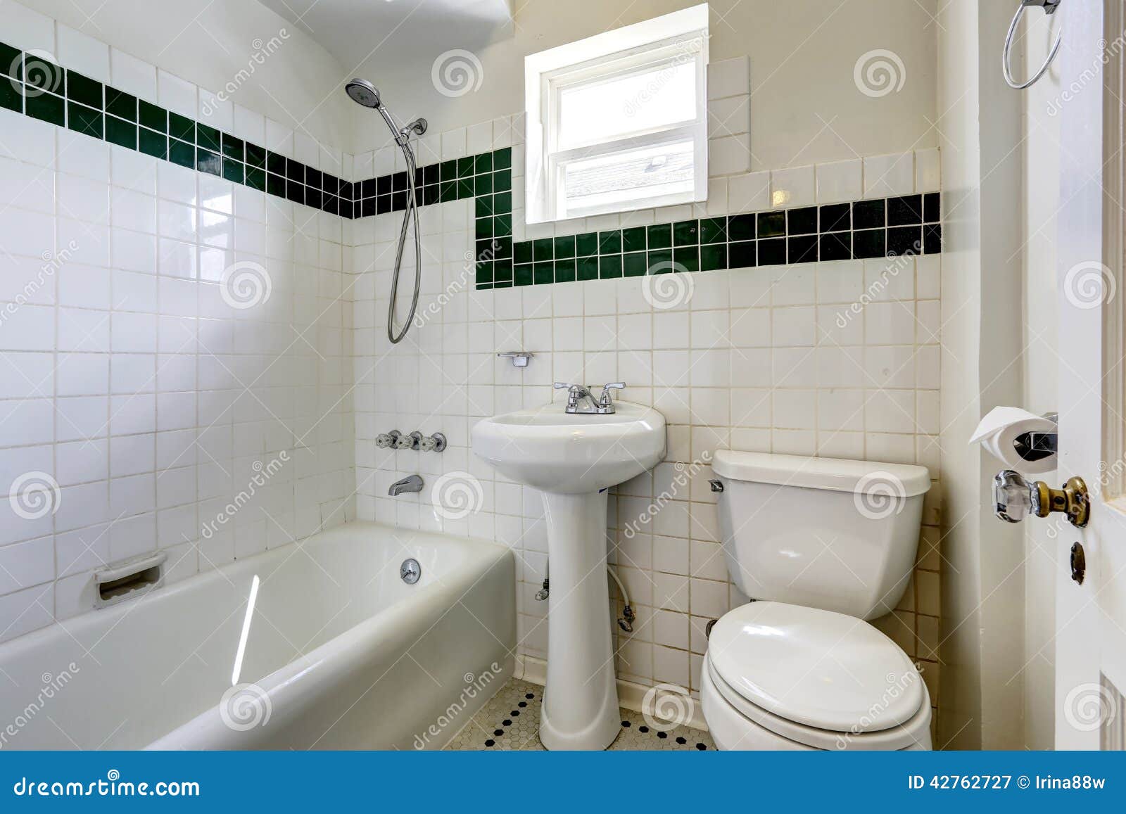 Bagno con finestra: bagno con doccia davanti finestra re dentro box.