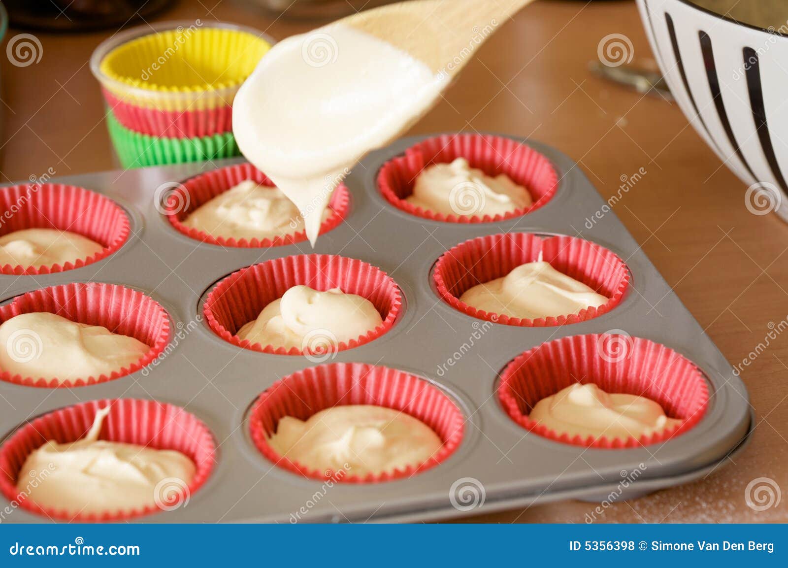 baking cupcakes royalty free stock photos image 5356398 baking cupcakes royalty free stock photos image 5356398
