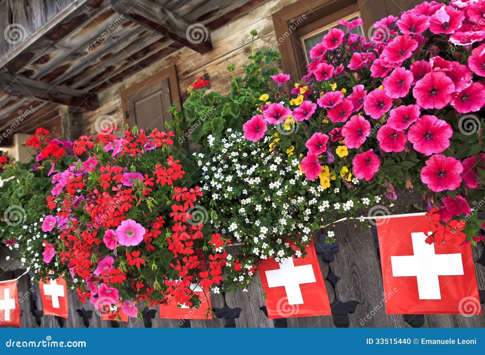 balcon-et-drapeaux-sur-le-chalet-dans-les-alpes-suisses-33515440.jpg