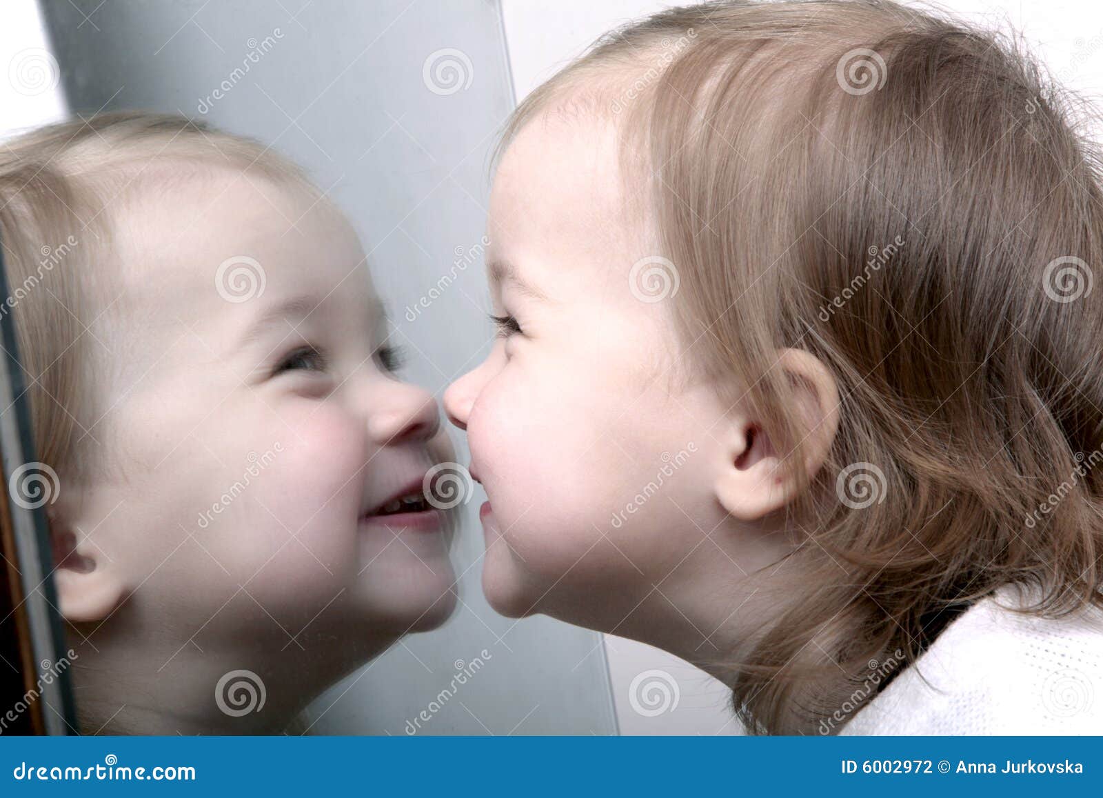 Bambino davanti allo specchio - bambino-davanti-allo-specchio-6002972