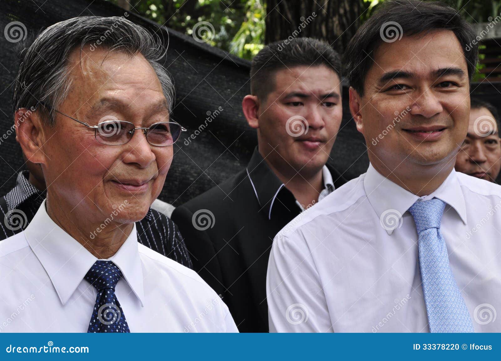 <b>...</b> Demokrat-Parteichef <b>Abhisit Vejjajiva</b> (recht) im August 2013 in Bangkok. - bangkok-circa-im-august-ehemaliges-p-m-chuan-leekpai-und-demokrat-parteichef-abhisit-vejjajiva-33378220
