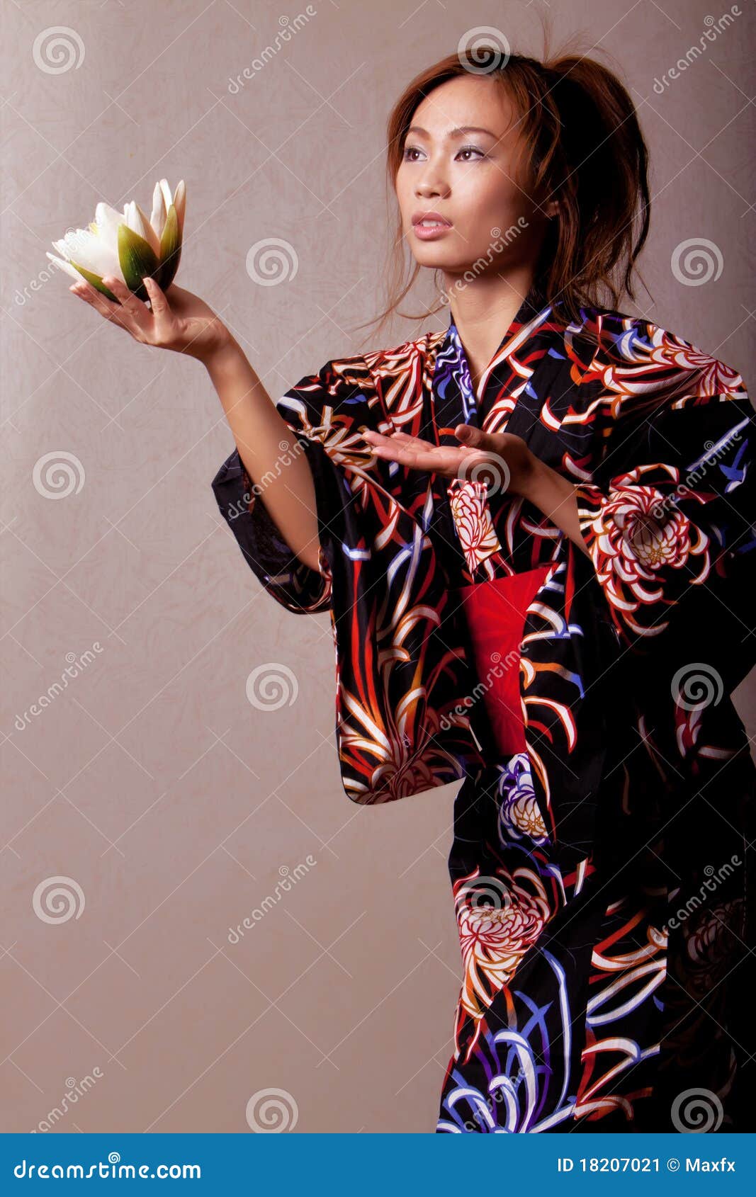 http://thumbs.dreamstime.com/z/beautiful-japanese-woman-wearing-kimono-18207021.jpg