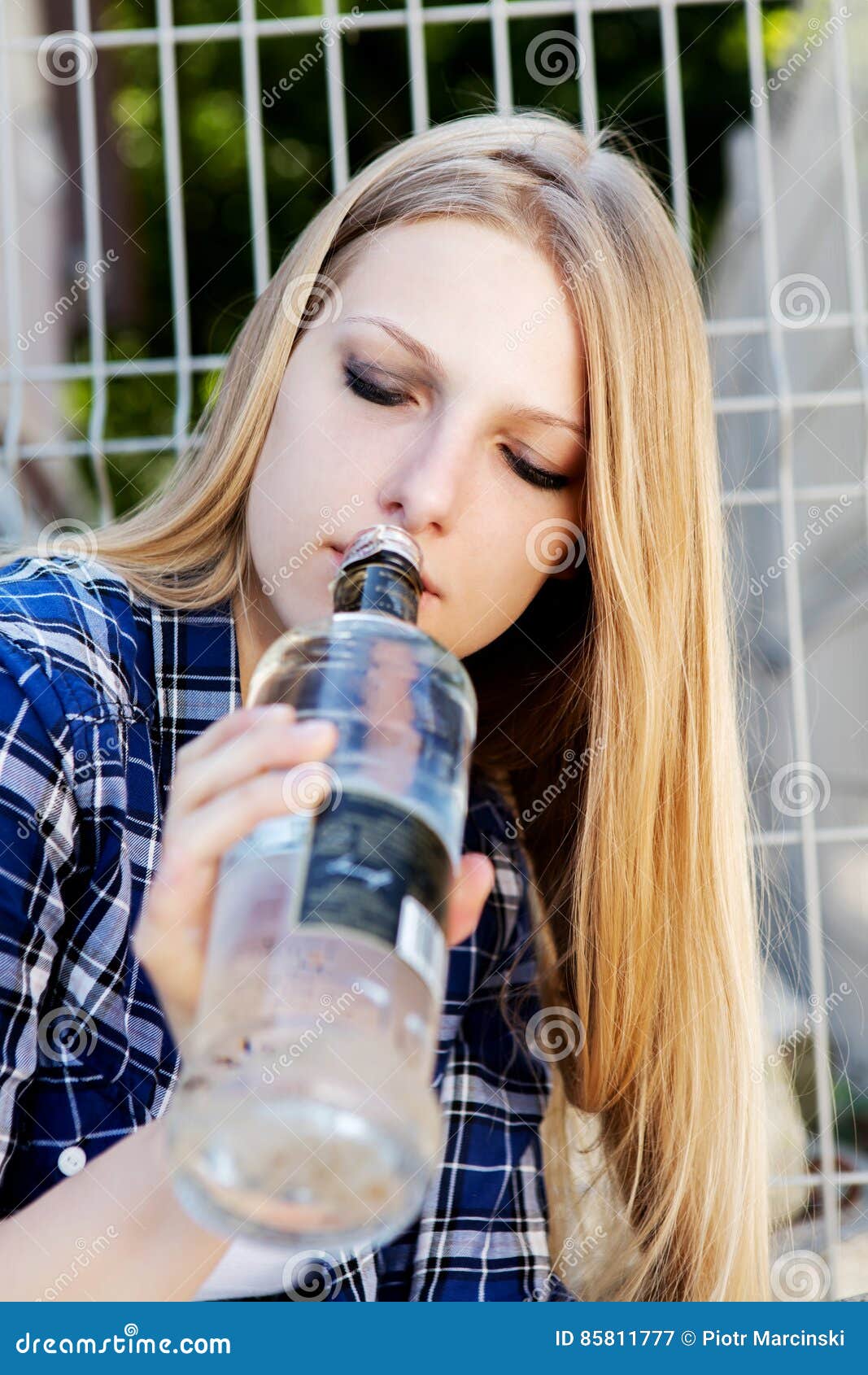Betrunkene Junge Frau Mit Flasche Alkohol Stockbild Bild Von Neigung