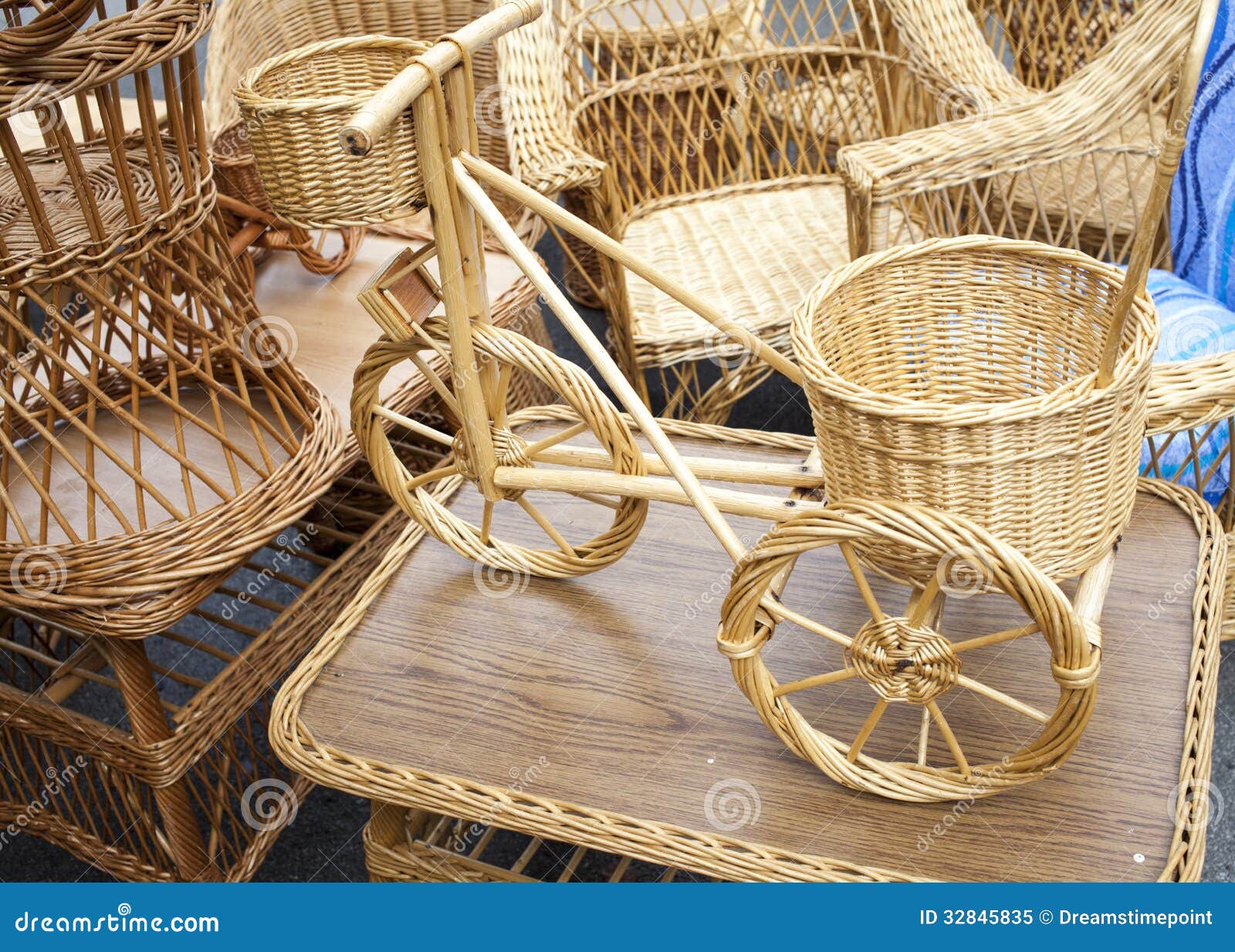 Bicicleta de mimbre y muebles hechos de la barra de mimbre orgánica Bicicleta de mimbre y muebles hechos de la barra de mimbre orgánica