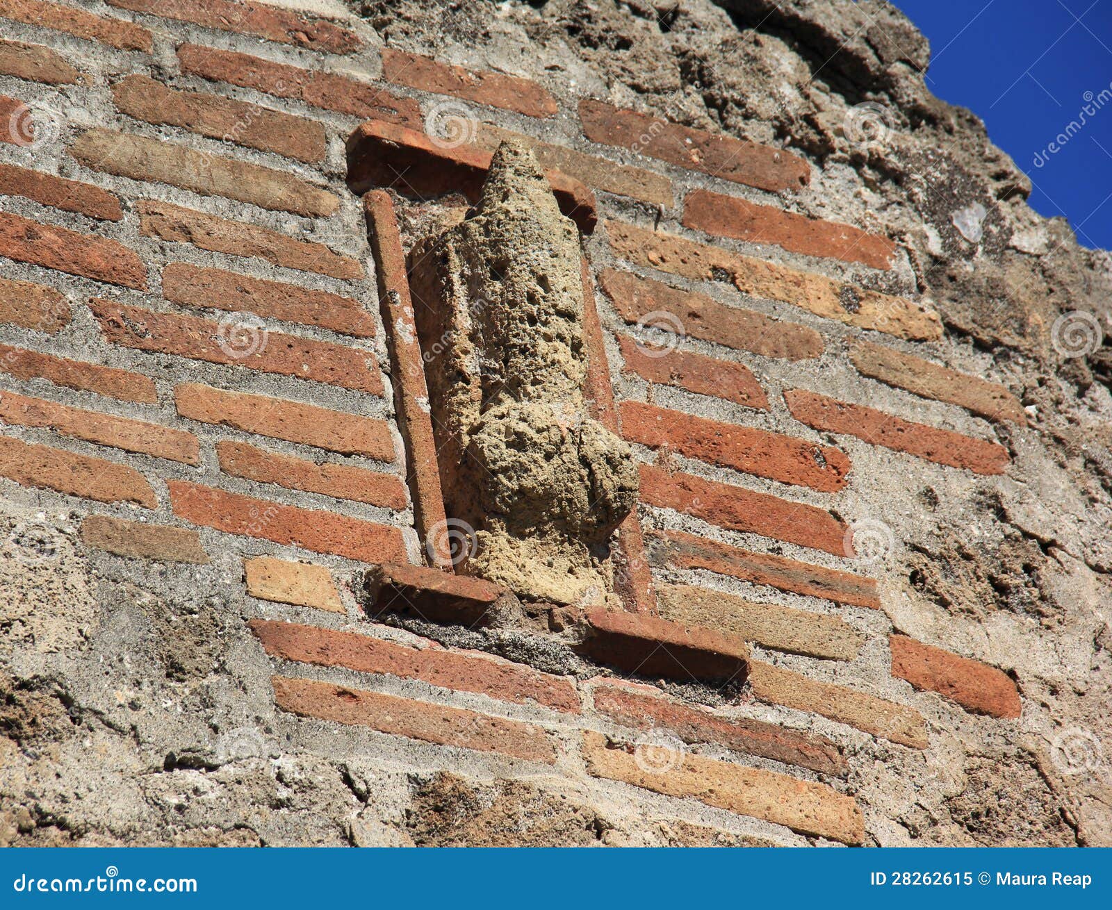 la façade d une maison ruinée à pompeii indique que la maison la façade d une maison ruinée à pompeii indique que la maison