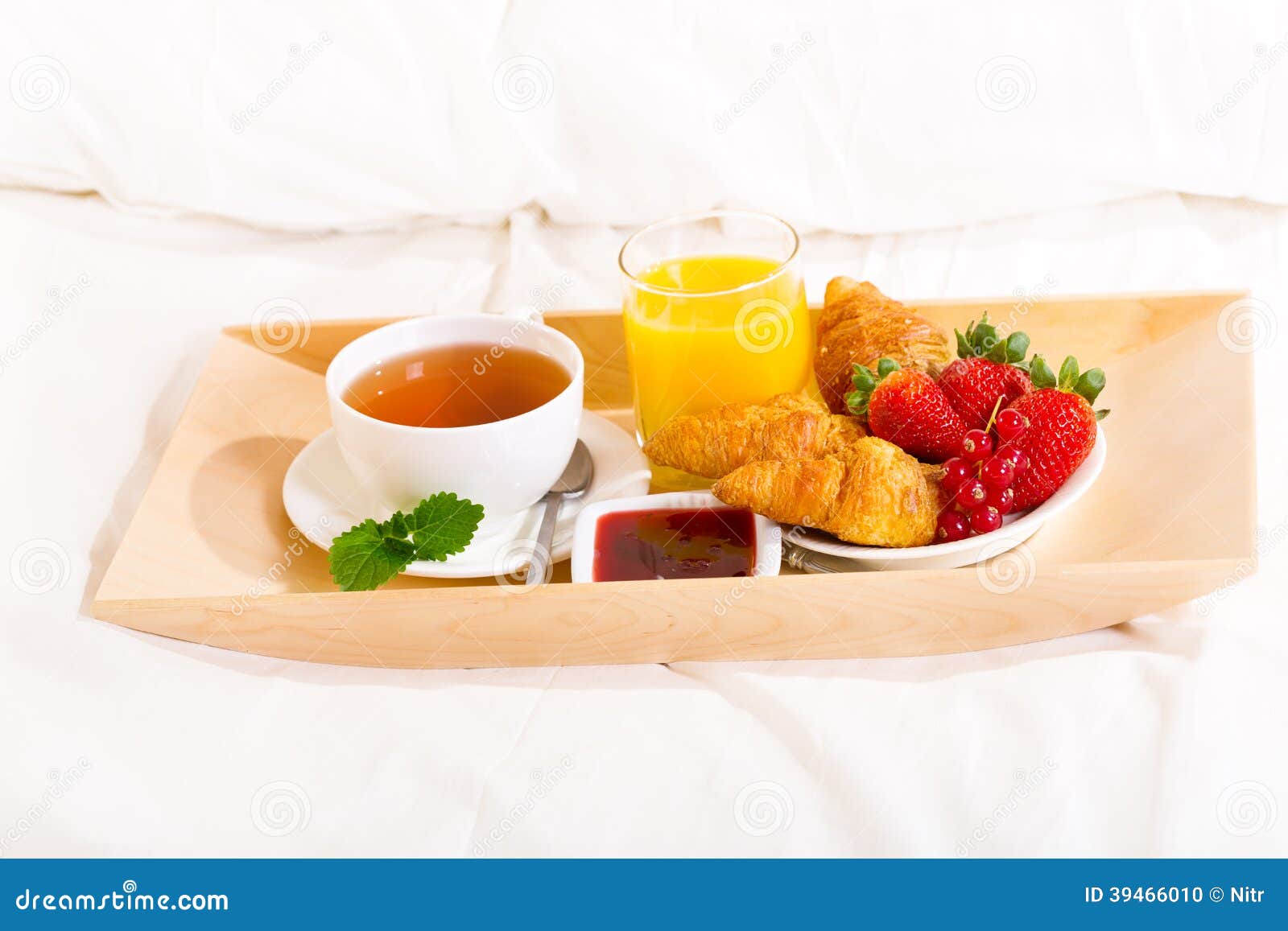 breakfast-bed-tea-croissants-juice-39466010.jpg