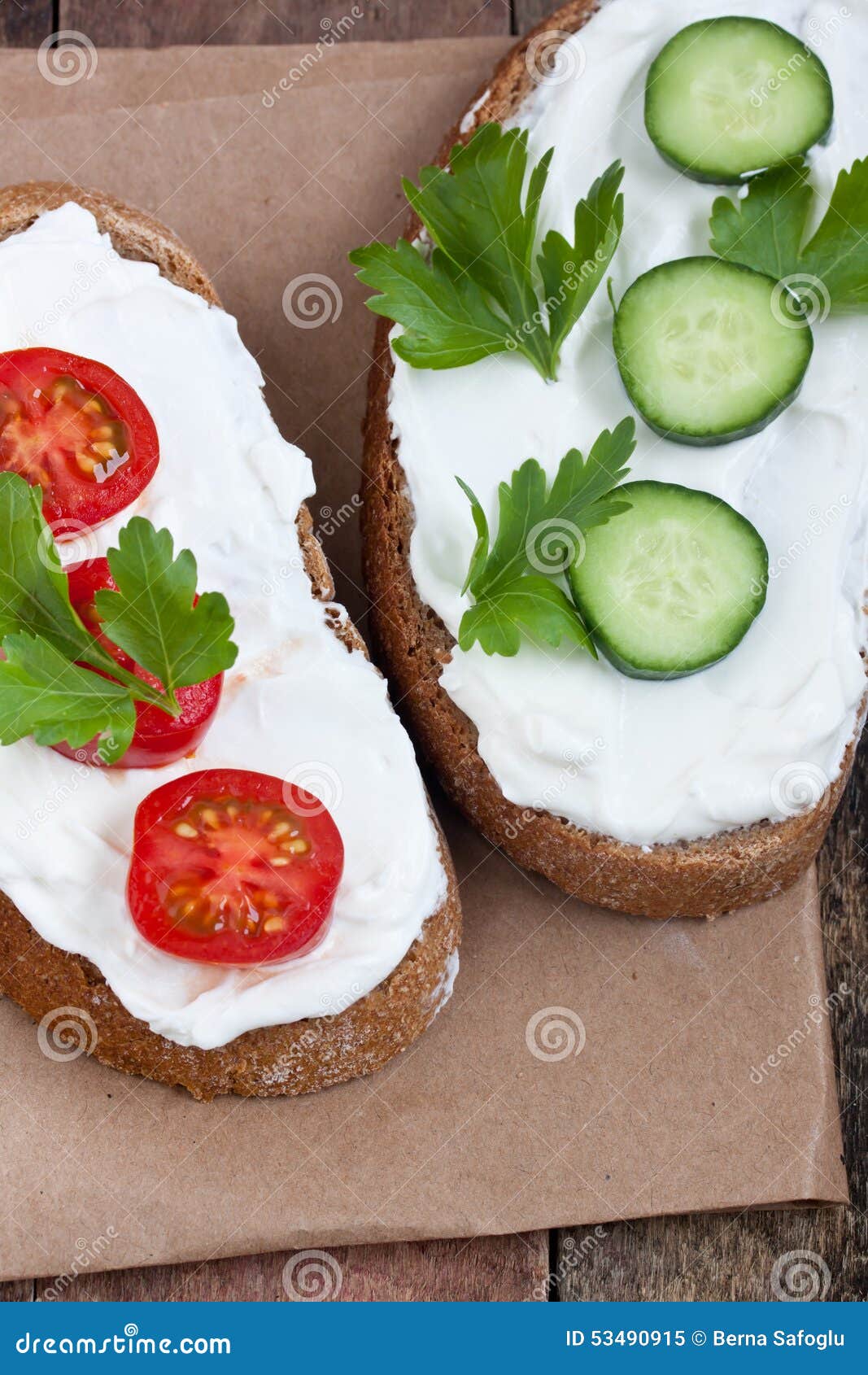 Brot Mit Mildem Frischkäse, Tomate Und Gurke Stockfoto - Bild: 53490915