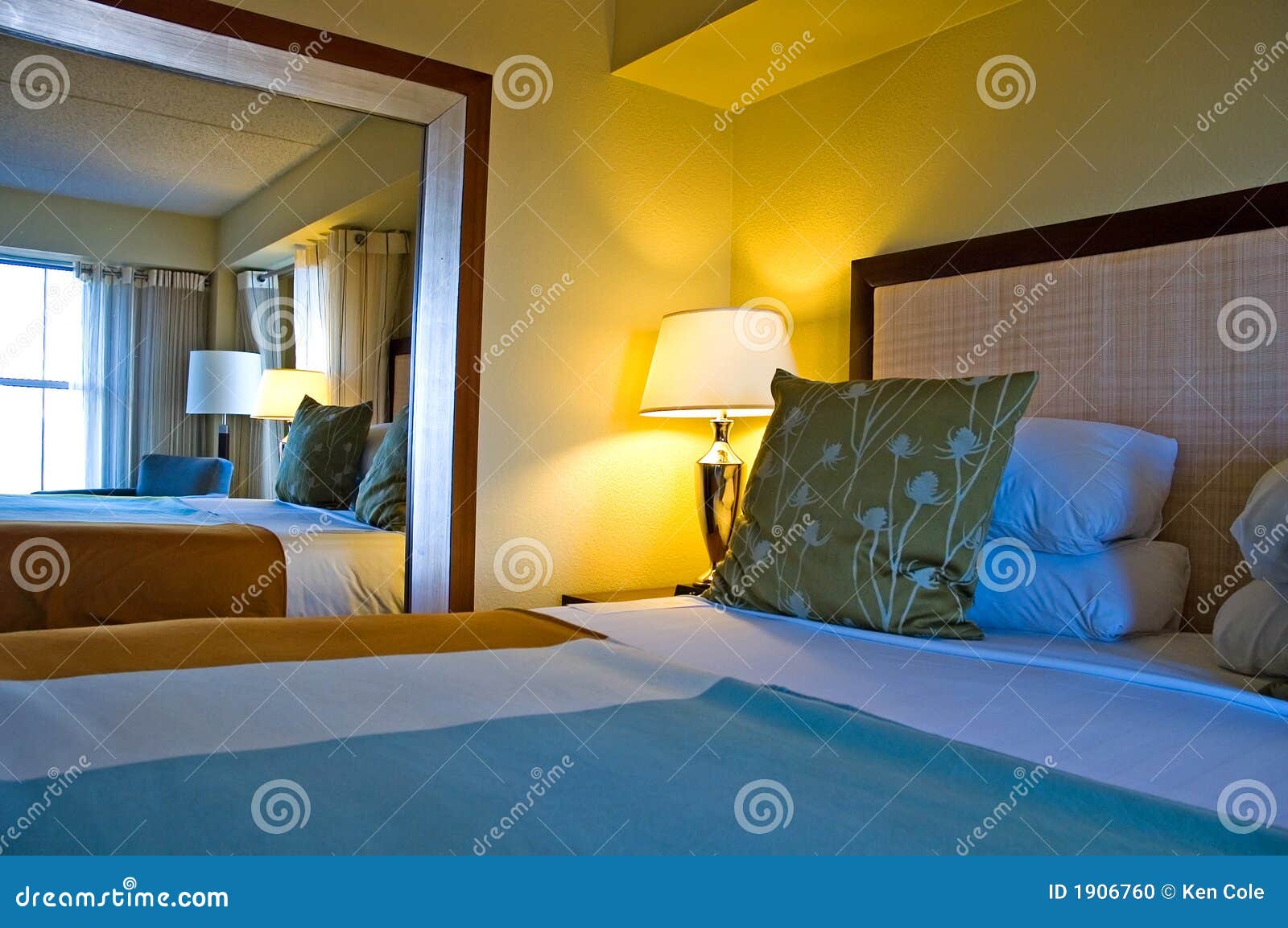 Letti di lusso foto: letto con cornice rivestito in pelle e ...