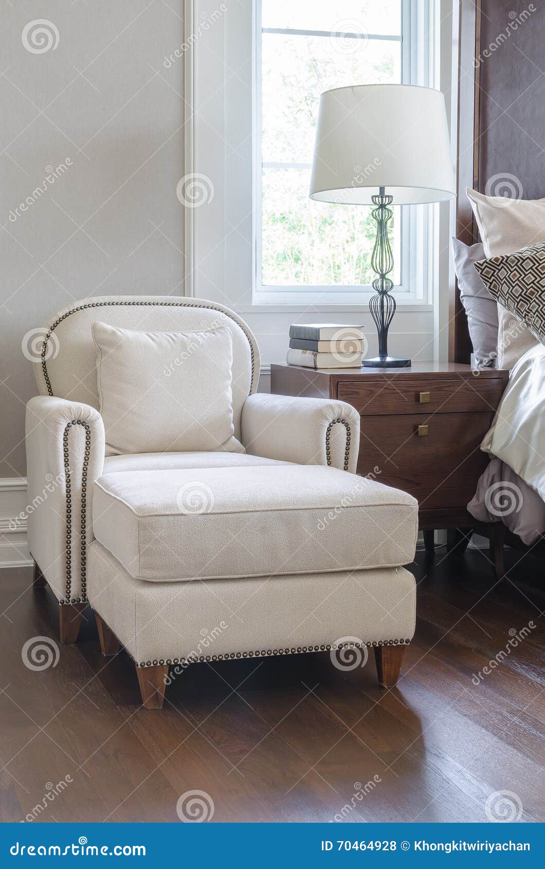 Chambre a coucher blanc classique: photo stock chaise blanche de ...