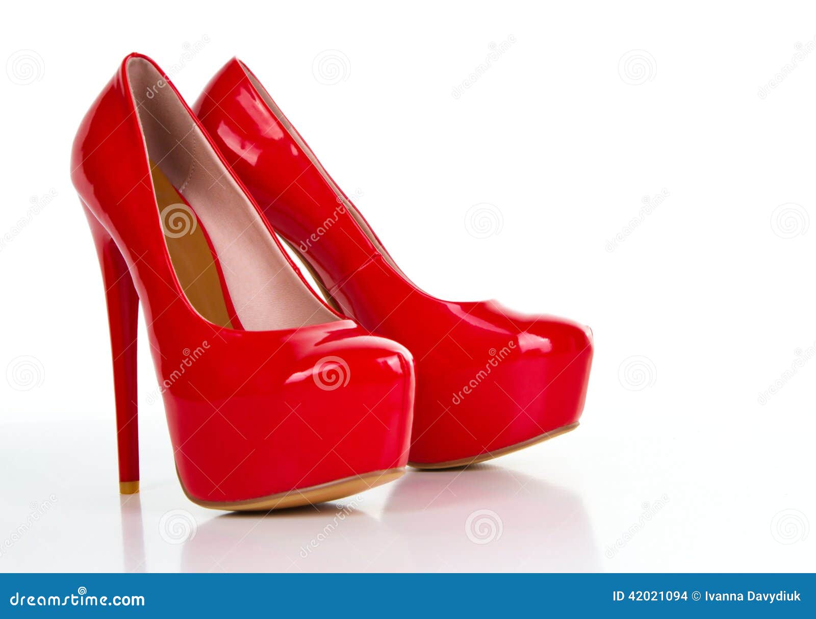 Chaussure rouge de femmes de talon haut d'isolement sur le fond blanc.