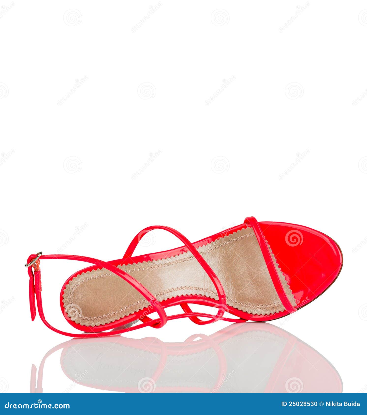 Chaussure rouge de haut talon de beau femme sur le fond blanc.