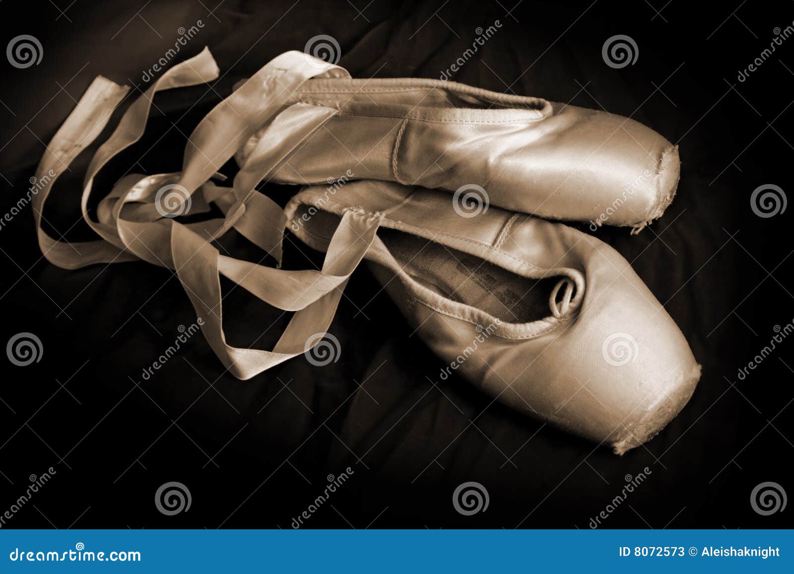 Chaussures usÃ©es de pointe de ballet sur un fond foncÃ©. (SÃ©pia).