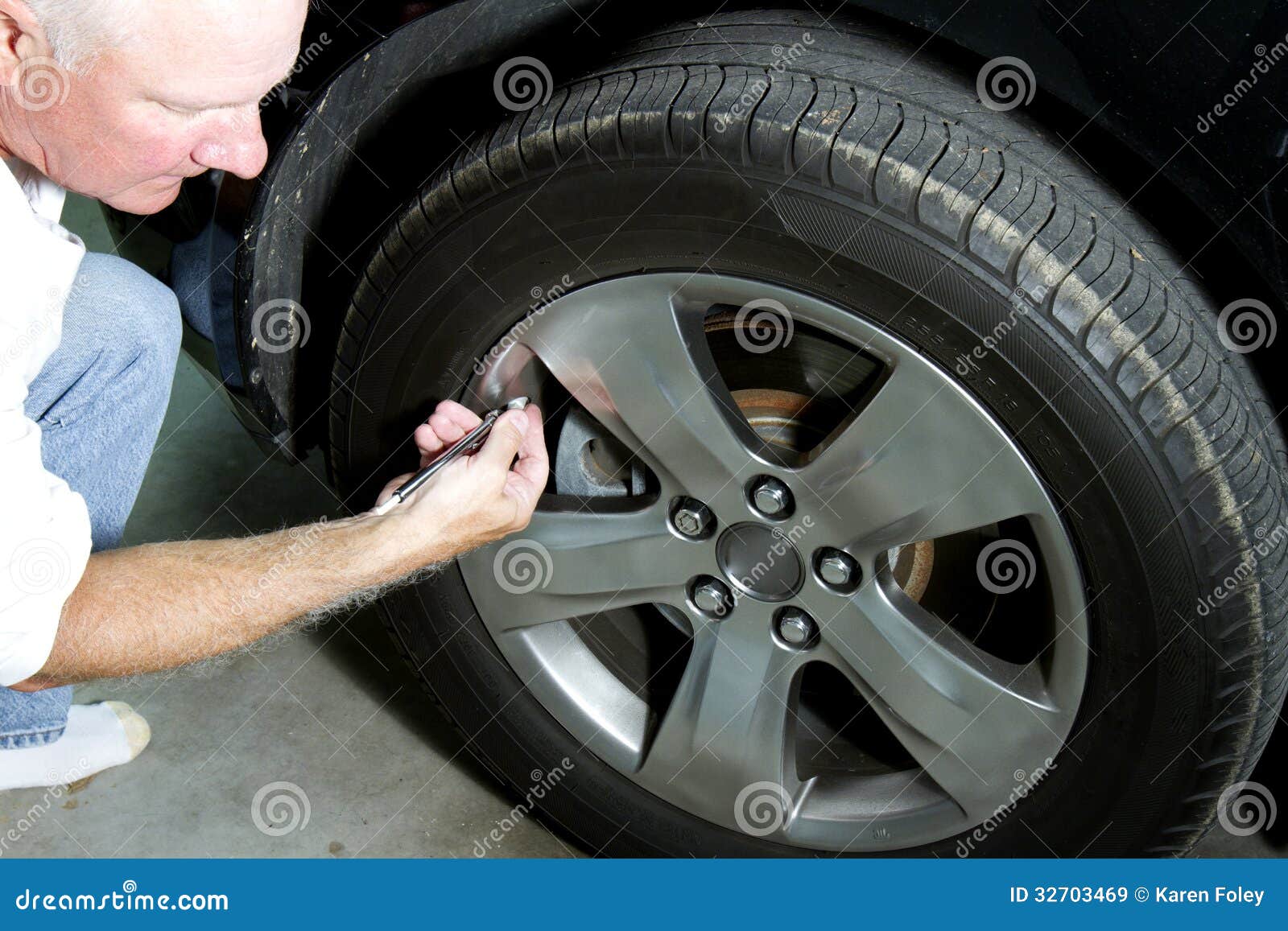 checking tire pressure man air auto 32703469