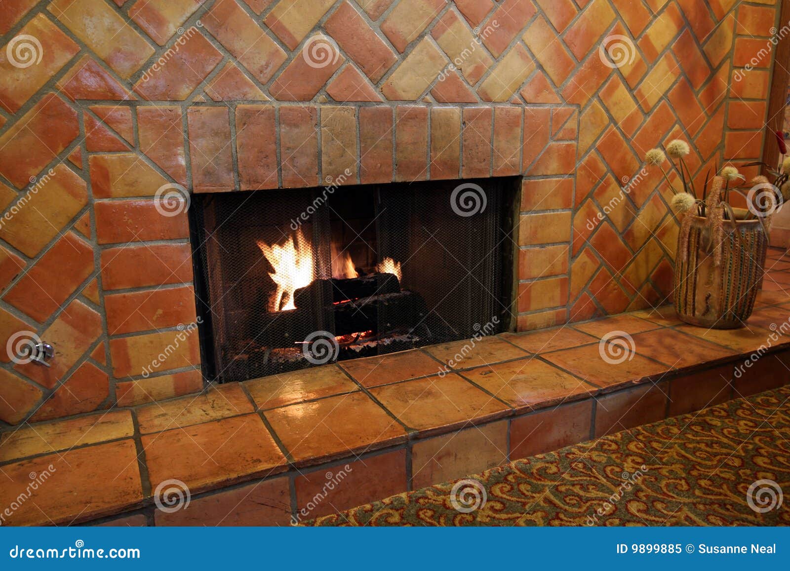 Chimenea Y Azulejos Y Ladrillos De La Pared Foto de archivo libre de