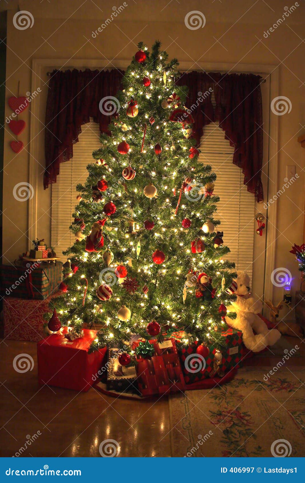 christmas-tree-406997.jpg