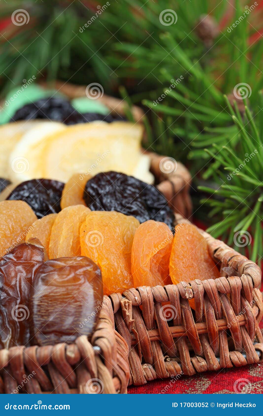 Christmas tree basket with dried fruits - christmas-tree-basket-dried-fruits-17003052