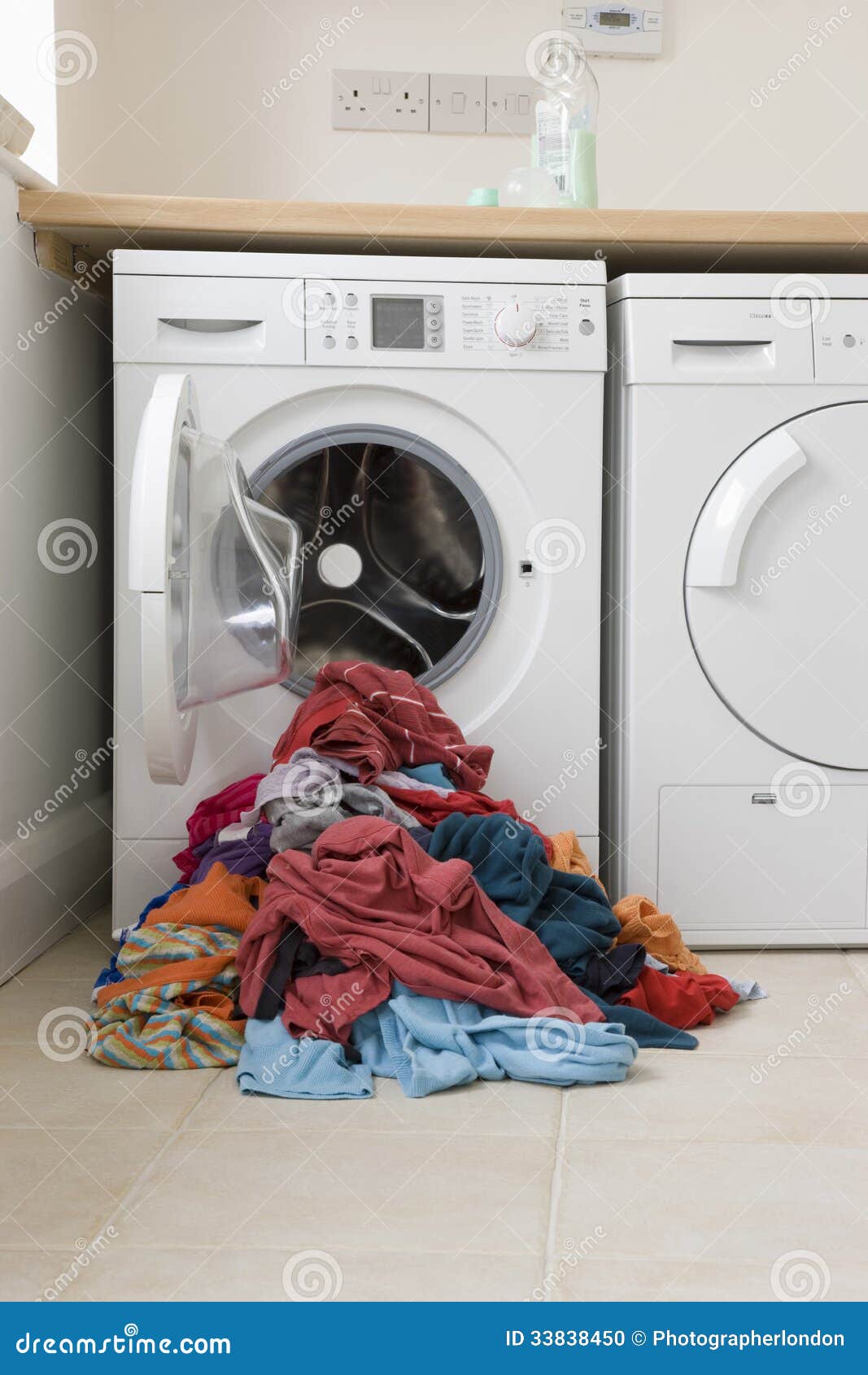 WASHING MACHINE WITH CLOTHES washing machine with clothes: