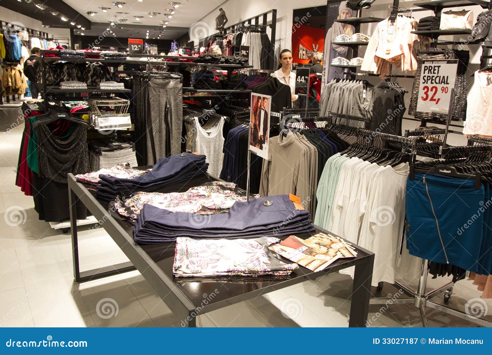 Shopping 2.0: Interactive Hangers Used In Japanese Clothes Store